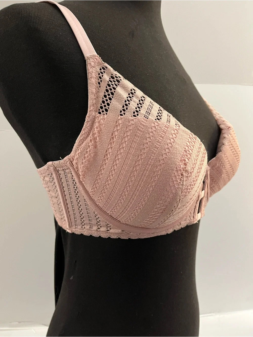 Victoria's Secret Lace Front-Closure Bra - Dusty Pink